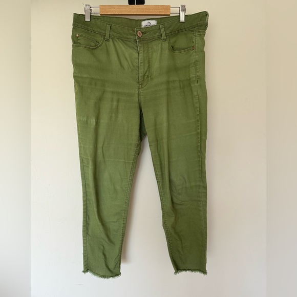 Jordache Green Cropped Pants - Picture 1 of 7